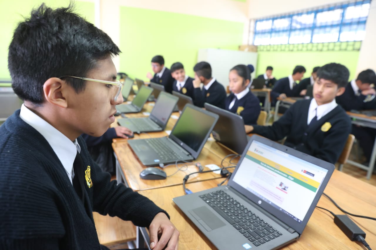 Foto de alumno frente a una laptop