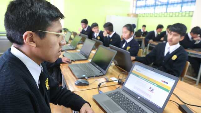 Foto de alumno frente a una laptop