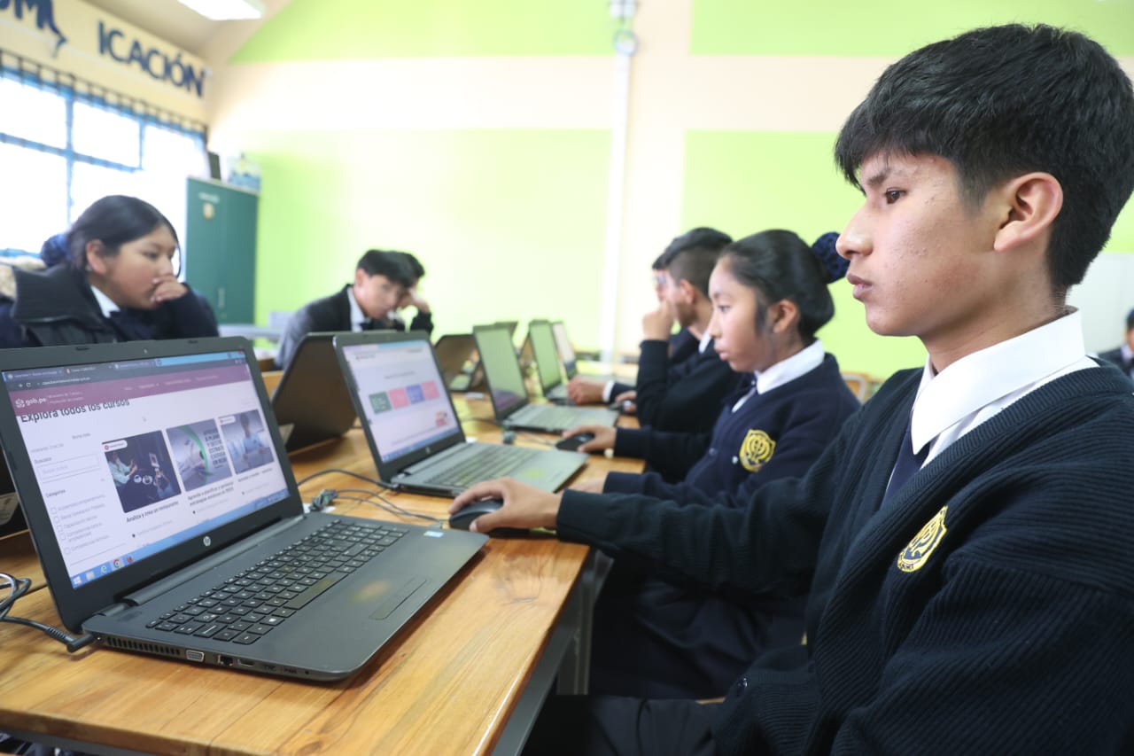 Alumno frente a una laptop
