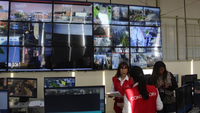 Tacna. – La Contraloría General de la República – CGR detectó 55 situaciones adversas en el servicio de seguridad ciudadana a cargo de las cuatro municipalidades provinciales y siete distritales de Tacna, de acuerdo a los resultados del operativo de control preventivo Seguridad Ciudadana 2025 realizado entre el 8 y 13 de mayo último.
Se evidenció que en las municipalidades provinciales de Tarata, Tacna y los municipios distritales de Gregorio Albarracín y Alto de la Alianza, el sistema de videovigilancia de la entidad almacena menos días de grabación del plazo mínimo de 45 días calendario establecido por ley.