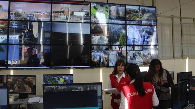 Tacna. – La Contraloría General de la República – CGR detectó 55 situaciones adversas en el servicio de seguridad ciudadana a cargo de las cuatro municipalidades provinciales y siete distritales de Tacna, de acuerdo a los resultados del operativo de control preventivo Seguridad Ciudadana 2025 realizado entre el 8 y 13 de mayo último.

Se evidenció que en las municipalidades provinciales de Tarata, Tacna y los municipios distritales de Gregorio Albarracín y Alto de la Alianza, el sistema de videovigilancia de la entidad almacena menos días de grabación del plazo mínimo de 45 días calendario establecido por ley.