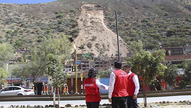Huánuco. –La Contraloría General de la Republica supervisa la labor que realiza la Municipalidad Provincial de Ambo en la entrega de ayuda humanitaria y atención oportuna a las familias damnificadas del centro poblado Juan José Crespo y Castillo de la localidad de Ayancocha, que en la madrugada del miércoles 4 de junio perdieron sus viviendas por el deslizamiento del cerro Pergaypata.