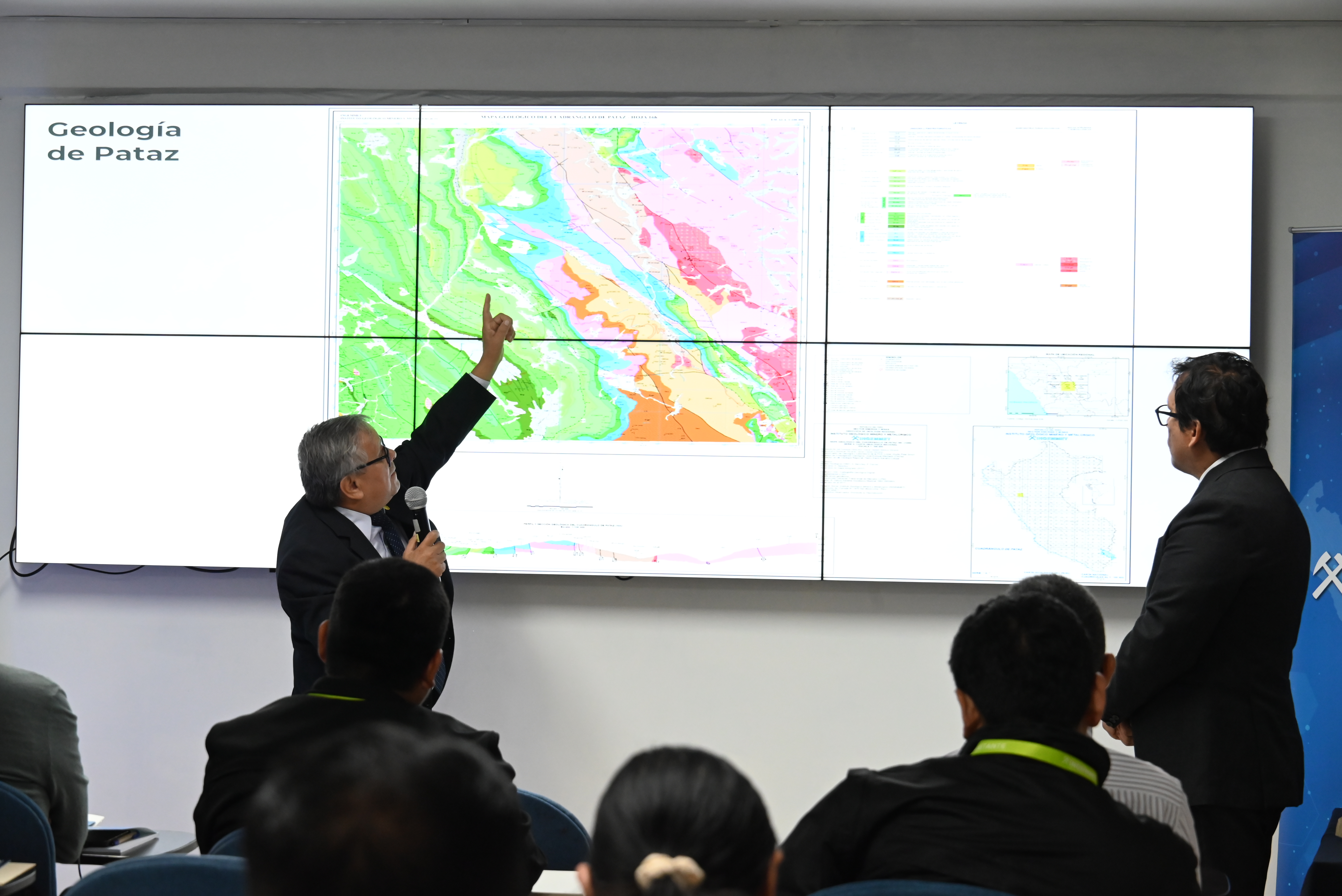 Dr. Humberto Chirif, presidente ejecutivo del Ingemmet dando una charla durante el taller del Ingemmet.