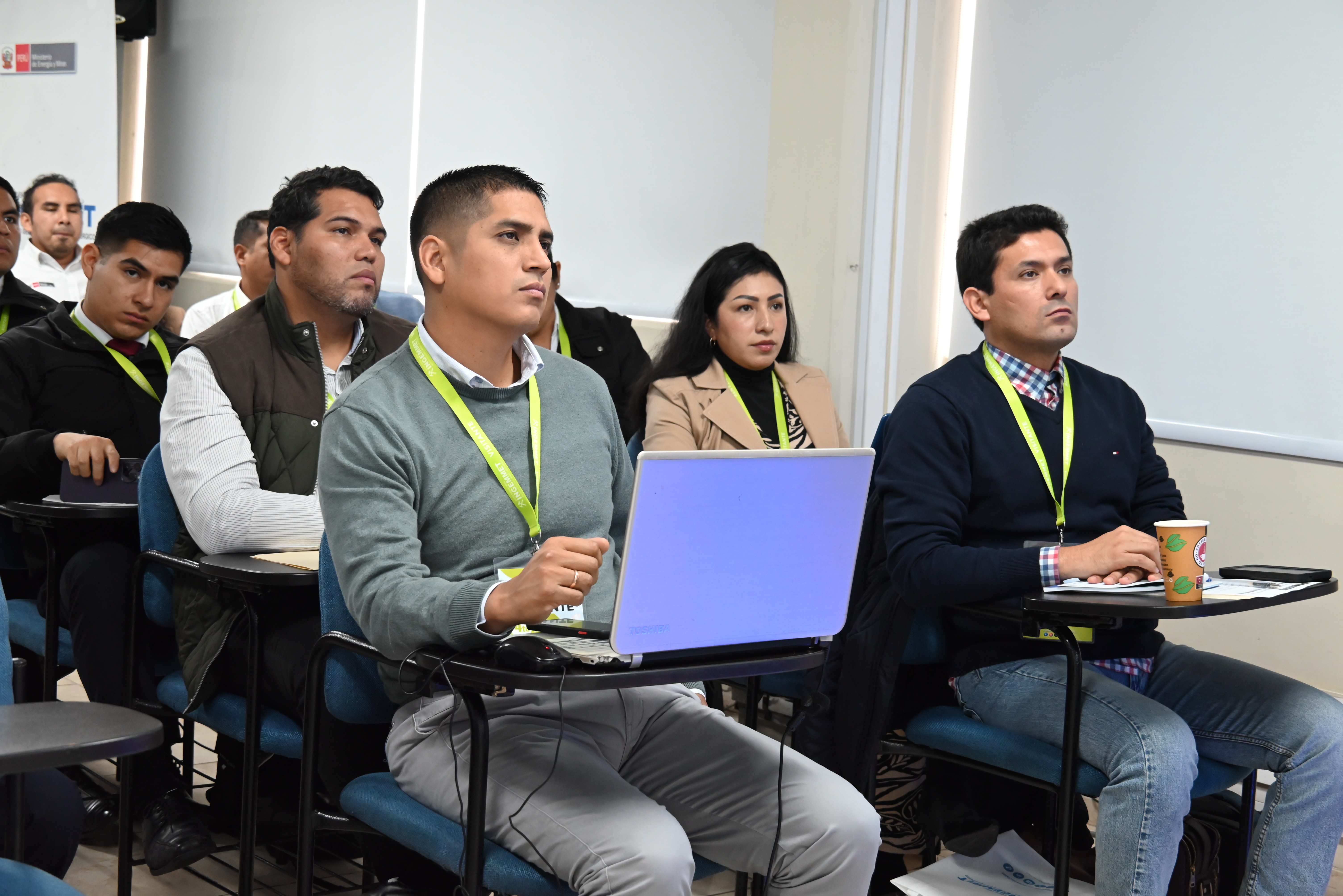 Miembros de la PNP y el Alto Comisionado para el Combate de la Minería Ilegal de la PCM