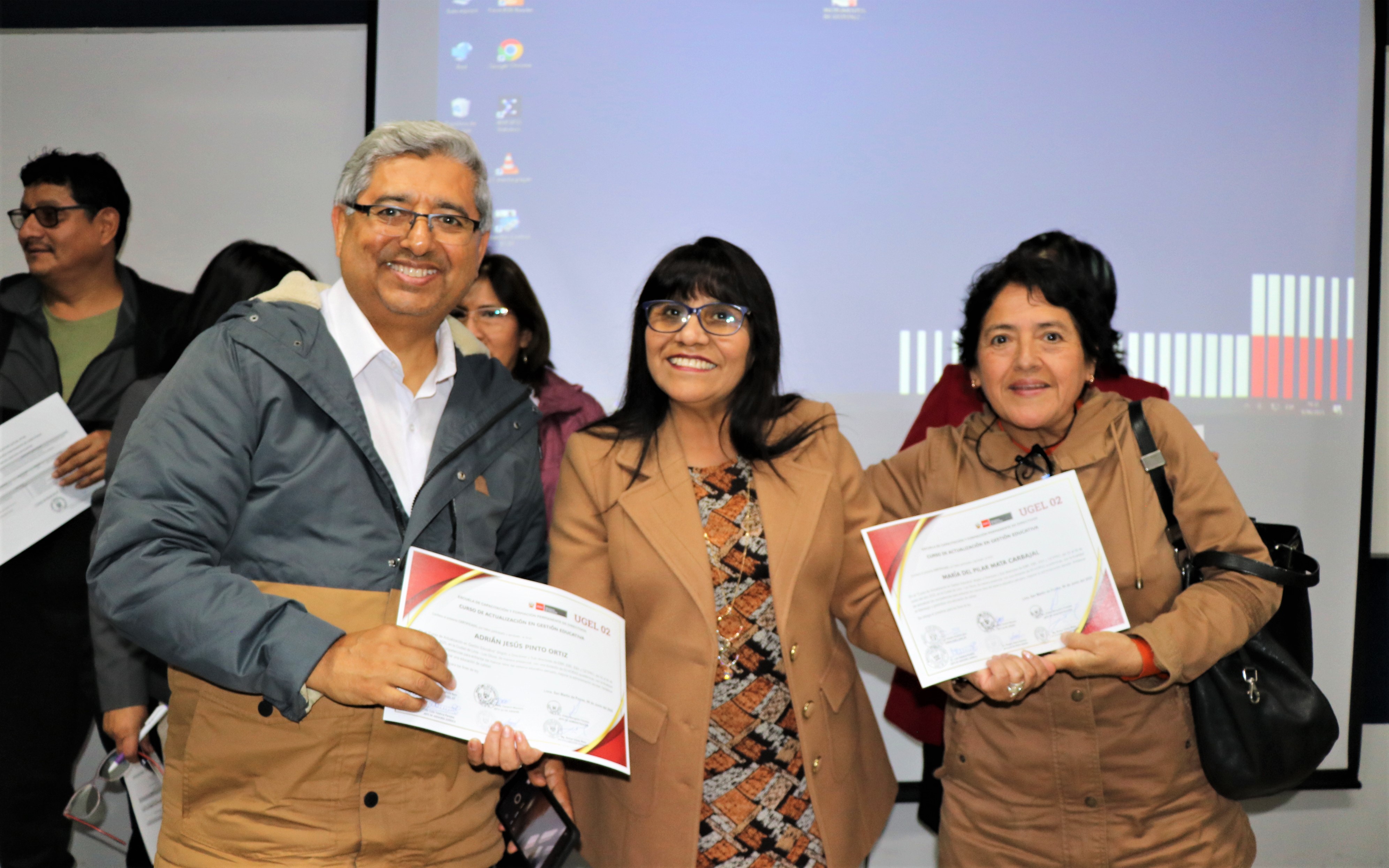 directora de la UGEL 02 entrega certificados