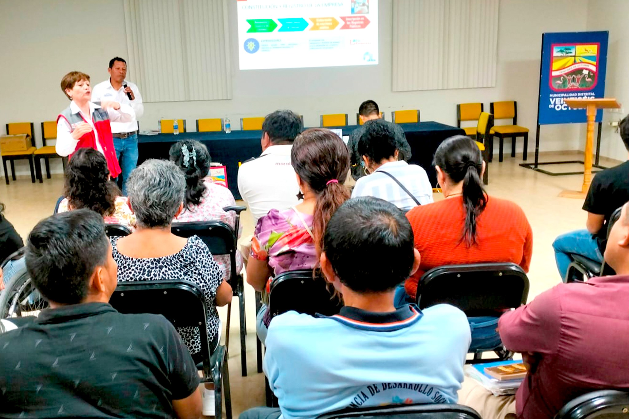 la Municipalidad Veintiséis de Octubre, inició la Escuela “Emprendedores rumbo a la formalización”, un espacio gratuito donde microempresarios aprenderán, en tres fechas clave, todo lo necesario para formalizar su negocio, desde el registro en la Remype hasta contratos laborales y beneficios tributarios. ¡La formalización es el primer paso para crecer con seguridad y acceder a más oportunidades!