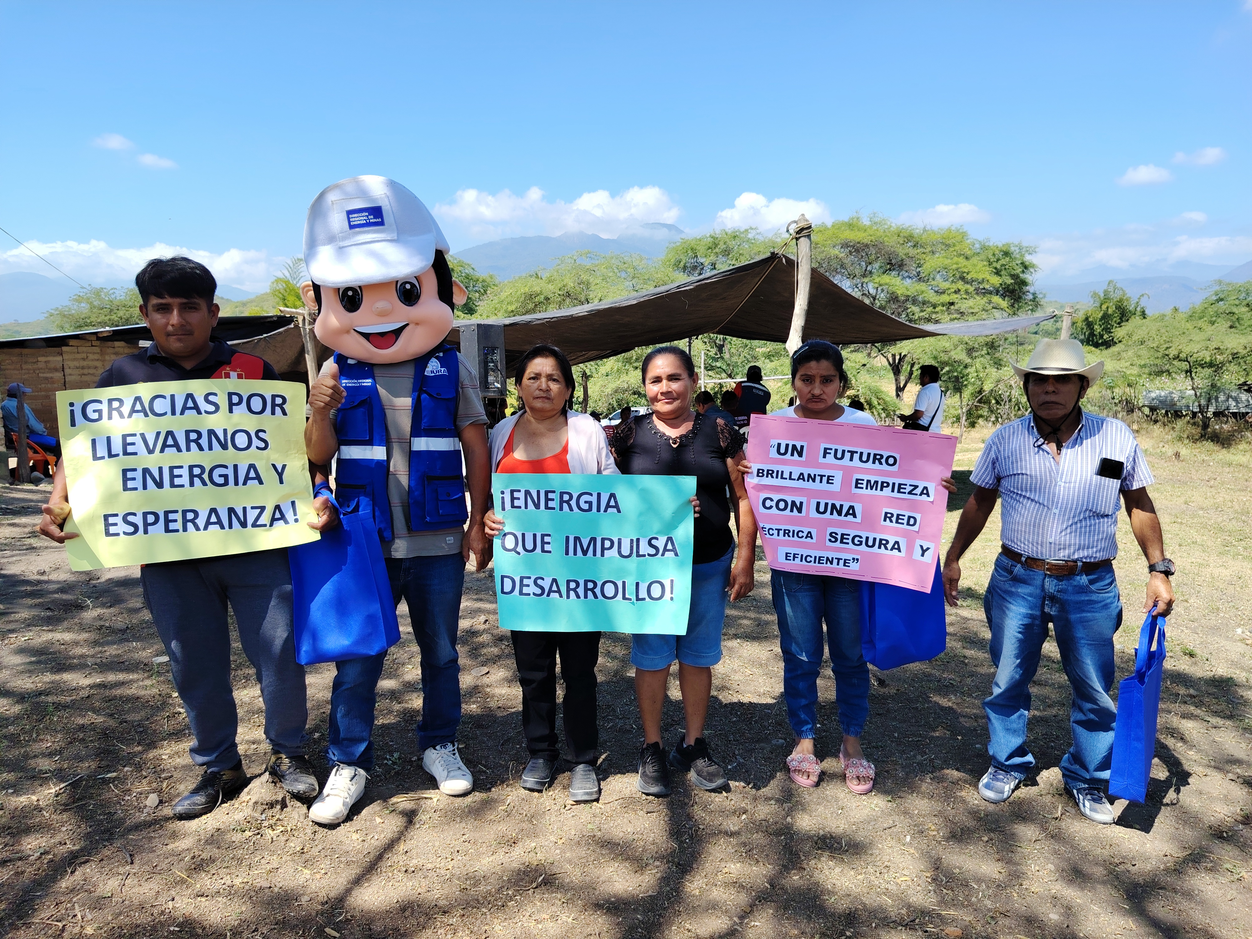 Pobladores con pancartas
