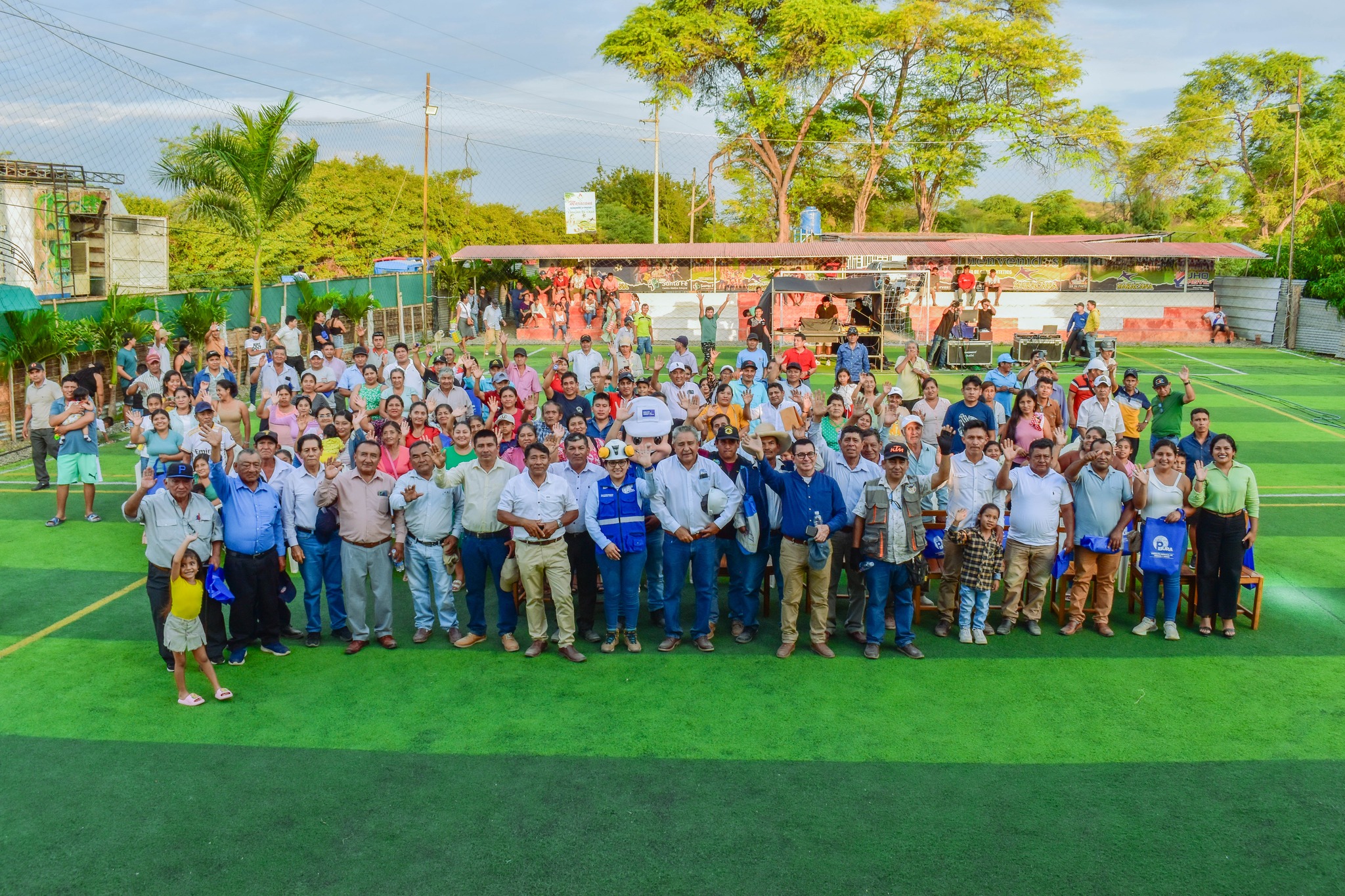 Pobladores y autoridades asistentes al evento
