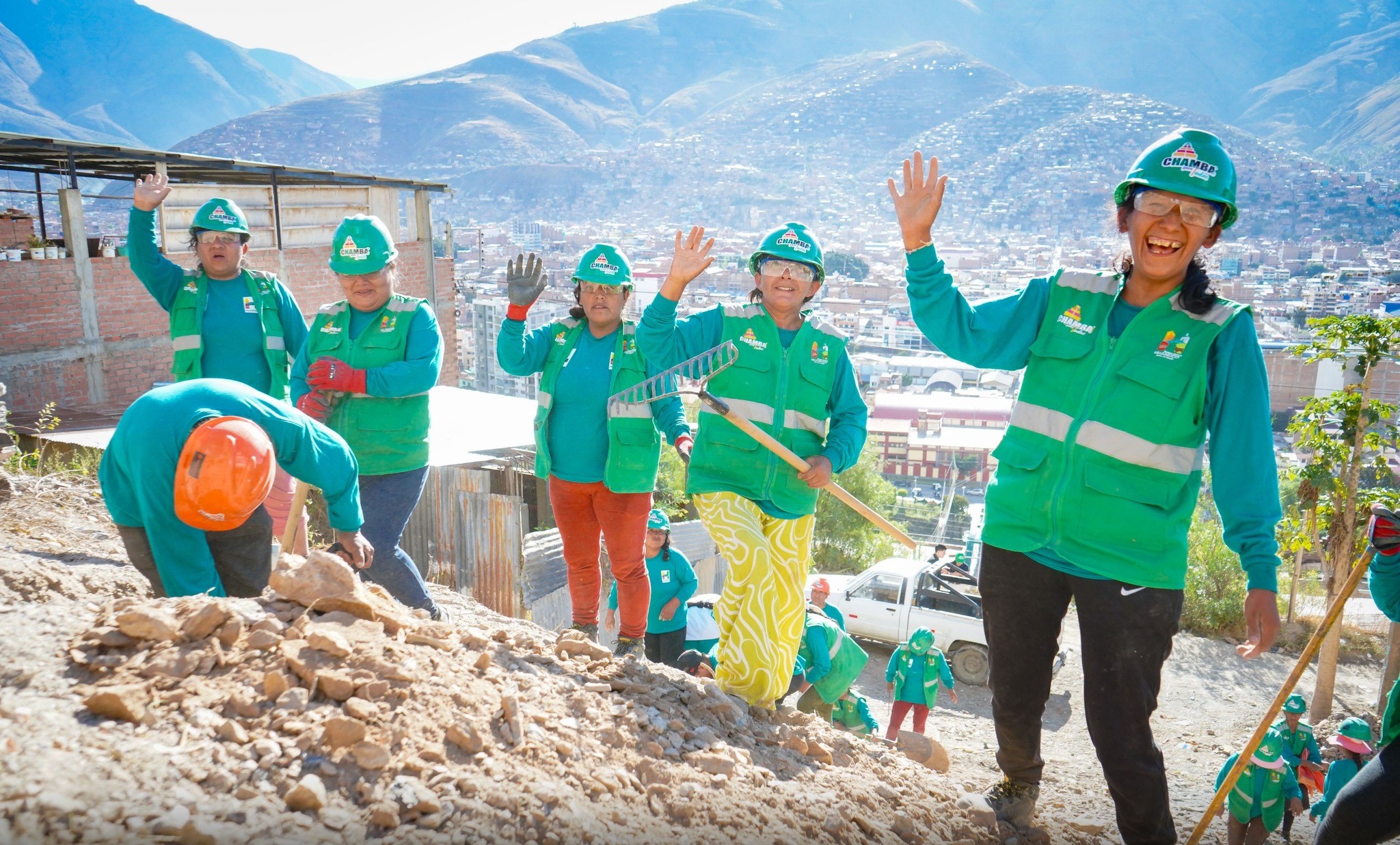 Fotografía de mujeres trabajando en construcción