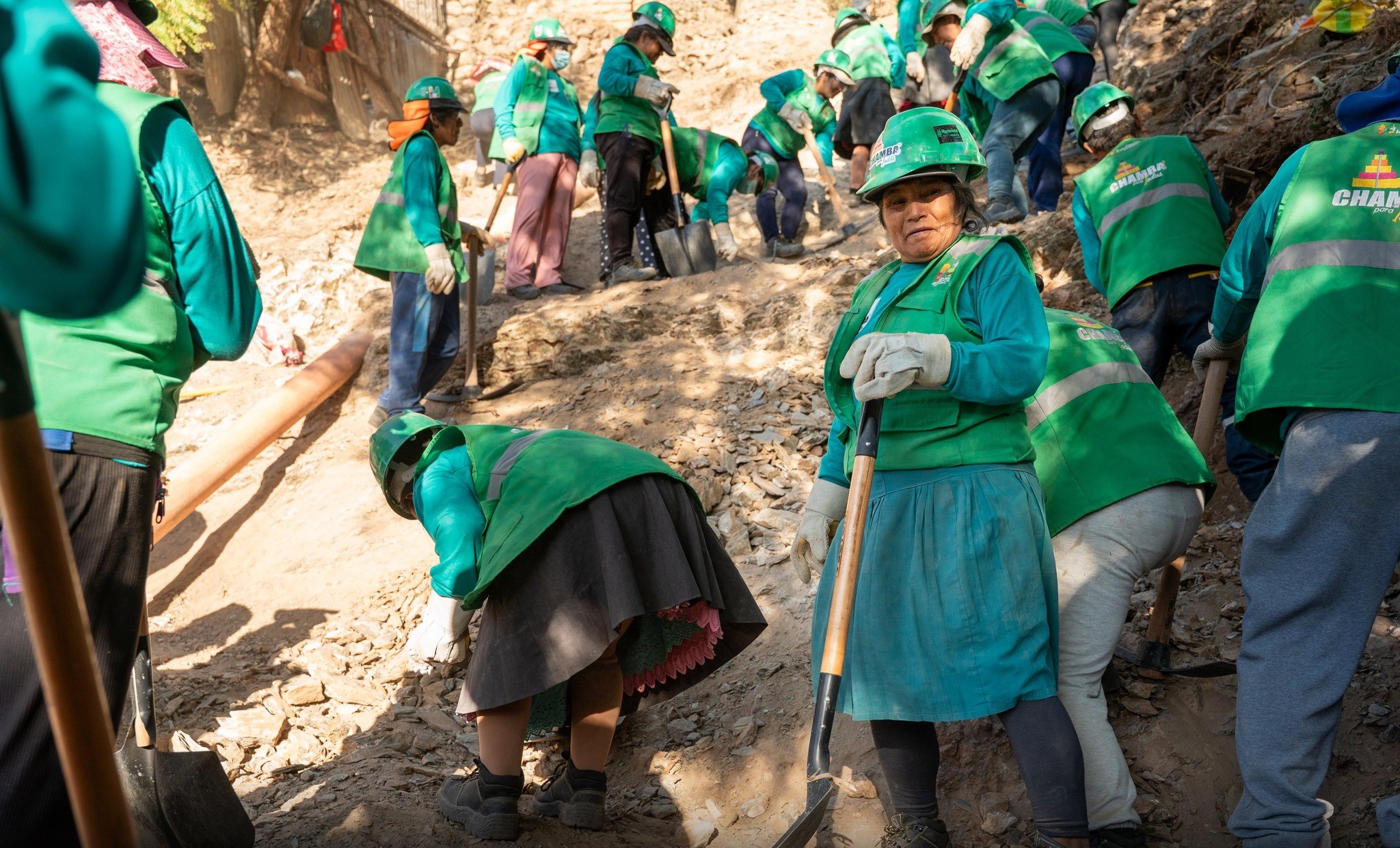 Fotografía de mujeres trabajando en construcción