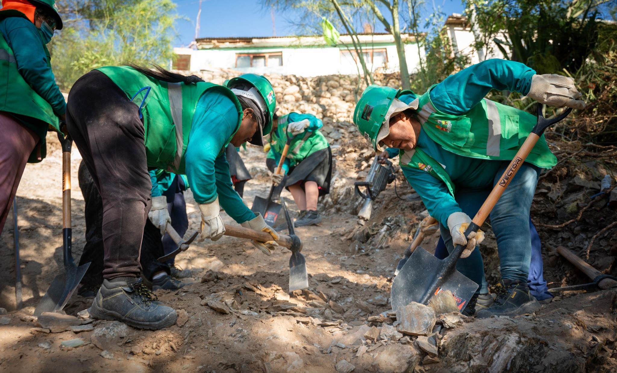 Fotografía de mujeres trabajando en construcción