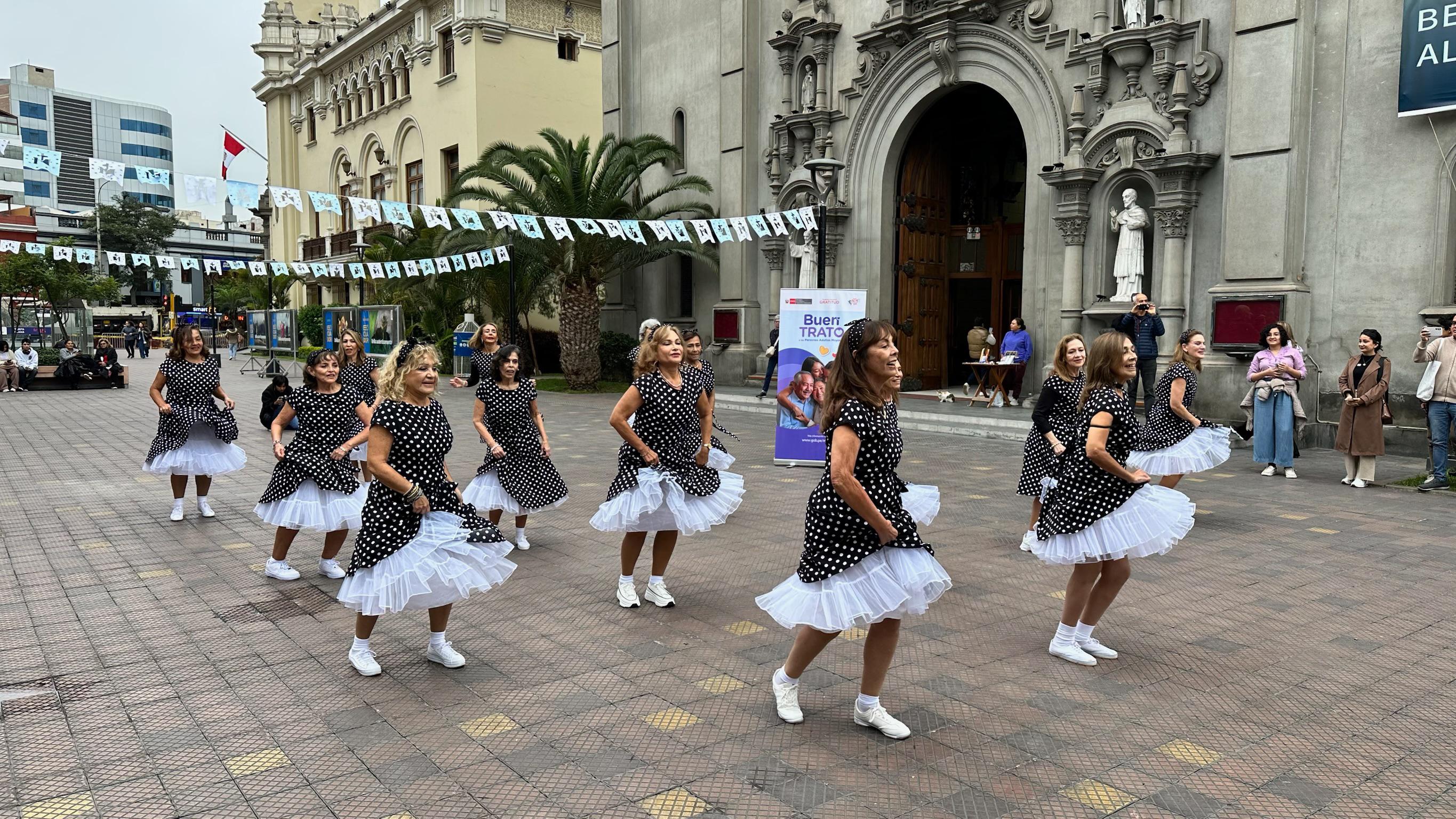 MIMP promueve el buen trato y gratitud a las personas adultas mayores con colorida activación en Miraflores