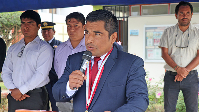 Izamiento de banderas en homenaje por el día de las madres en Huarmey