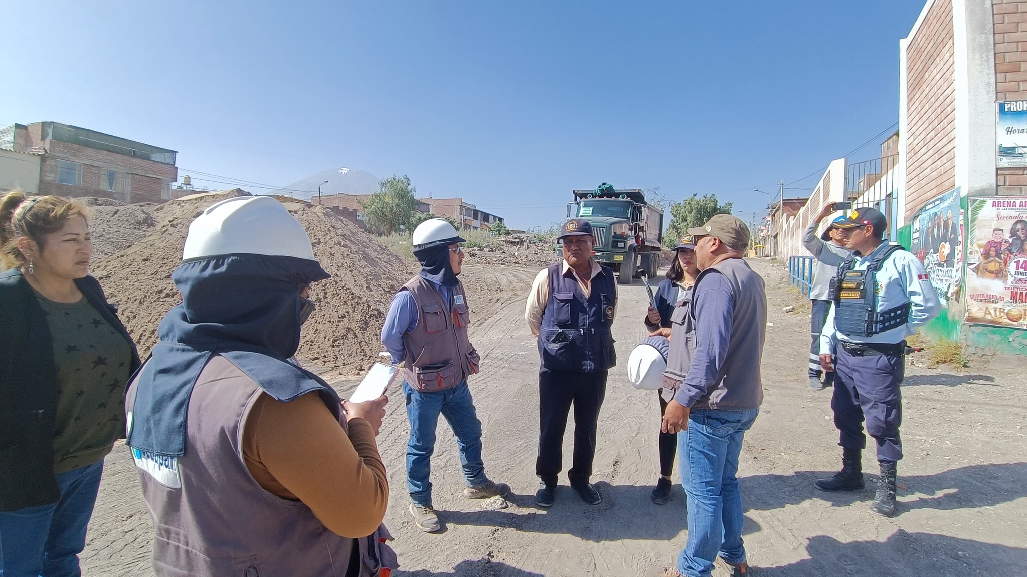 La Municipalidad Distrital de Paucarpata, a través del área de Fiscalización, intervino a la empresa tercerizada de SEDAPAR, el Consorcio Constructor Arequipa – CCA, responsable de los trabajos del Sistema de Abastecimiento de Agua Potable en los distritos de Socabaya, Sabandía y Characato.
La intervención se realizó en el Estadio 8 de Octubre, donde uno de los volquetes de dicha empresa habría estado dejando volquetadas de tierra en la vía pública, provenientes de los trabajos ejecutados en la calle Jorge Chávez.
Al lugar llegó el ingeniero responsable de la obra, quien fue notificado formalmente por esta presunta infracción.
Según el procedimiento correspondiente, la Subgerencia de Obras Privadas y Catastro evaluará el caso y, tras la investigación respectiva, emitirá un informe técnico que determinará la sanción correspondiente, de acuerdo con el reglamento vigente.
La Municipalidad de Paucarpata reafirma su compromiso con el orden, el respeto a los espacios públicos y la correcta ejecución de obras en el distrito. ¡Paucarpata se respeta!
#Paucarpata #fiscalizacion #paucarpatatrabaja #MunicipalidadDePaucarpata #gestion20232026