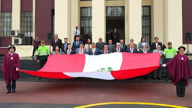 UNI celebra el Día de la Bandera reafirmando su compromiso con investigación y desarrollo tecnológico