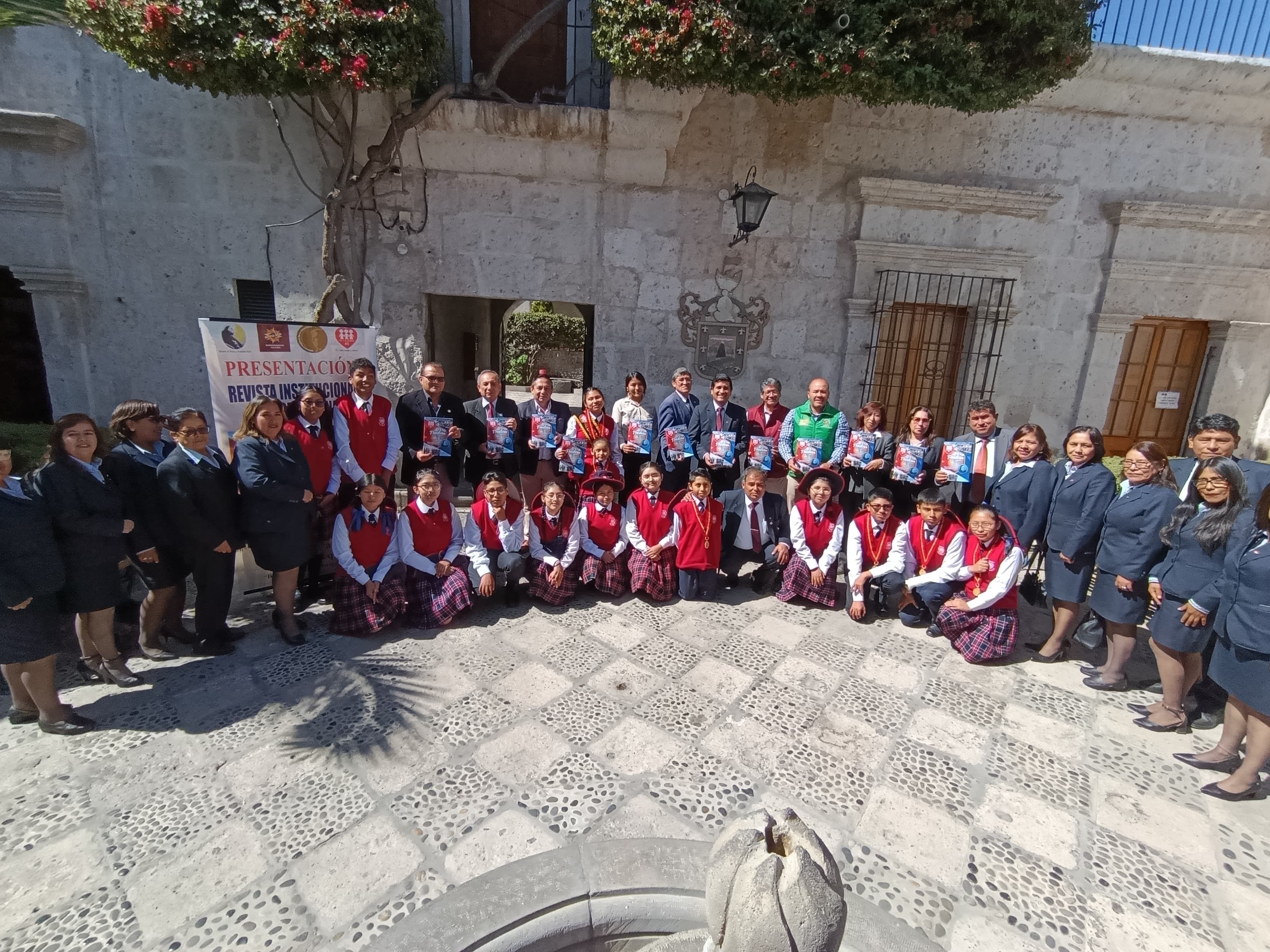 La Municipalidad Distrital de Paucarpata participó con orgullo en el lanzamiento de La Voz Paulina, la revista institucional del Colegio Paola Frassinetti – Fe y Alegría N.° 45, que representa un importante avance en la publicación de contenido académico.
El evento se llevó a cabo en la prestigiosa Biblioteca Mario Vargas Llosa, escenario ideal para celebrar el talento, la creatividad y el compromiso educativo.
Esta revista resalta el valioso trabajo de estudiantes y docentes, reflejando el esfuerzo y la dedicación de toda la comunidad educativa.
¡Felicitamos a todos por este gran logro que fortalece la formación y expresión de nuestros jóvenes!
40174 Paola Frassinetti Fe Y Alegria 45
#PaucarpataEducación
#LaVozPaulina
#FeYAlegría45
#ComprometidosConLaEducación
#MunicipalidadDePaucarpata
#OrgulloPaulino
#EducaciónQueTransforma