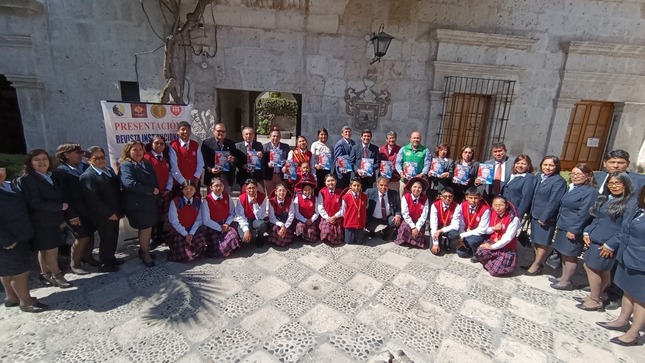 La Municipalidad Distrital de Paucarpata participó con orgullo en el lanzamiento de La Voz Paulina, la revista institucional del Colegio Paola Frassinetti – Fe y Alegría N.° 45, que representa un importante avance en la publicación de contenido académico.
El evento se llevó a cabo en la prestigiosa Biblioteca Mario Vargas Llosa, escenario ideal para celebrar el talento, la creatividad y el compromiso educativo.
Esta revista resalta el valioso trabajo de estudiantes y docentes, reflejando el esfuerzo y la dedicación de toda la comunidad educativa.
¡Felicitamos a todos por este gran logro que fortalece la formación y expresión de nuestros jóvenes!
40174 Paola Frassinetti Fe Y Alegria 45 
#PaucarpataEducación
#LaVozPaulina
#FeYAlegría45
#ComprometidosConLaEducación
#MunicipalidadDePaucarpata
#OrgulloPaulino
#EducaciónQueTransforma 