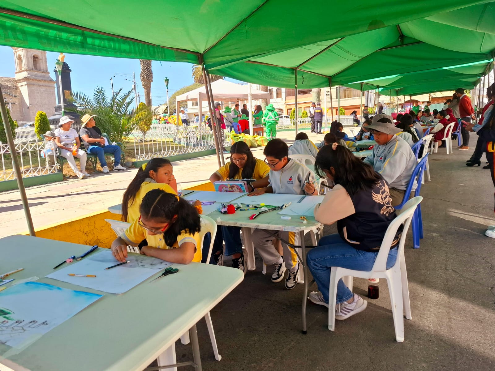 La Municipalidad de Paucarpata, realizó con éxito la Feria Ambiental "Colores de la Vida", un evento lleno de conciencia ecológica por el “Día Mundial del Medio Ambiente”, en la cual participaron estudiantes, vecinos y población en general.
Esta Feria Ambiental se realizó con el claro objetivo de fomentar la cultura del cuidado del Medio Ambiente a través de actividades lúdicas. Esta actividad es una clara muestra del compromiso de la actual gestión con la protección de nuestro entorno y la promoción de prácticas sostenibles.
#Paucarpata #MedioAmbiente #Concienciaambiental #MunicipalidadDePaucarpata #gestion20232026