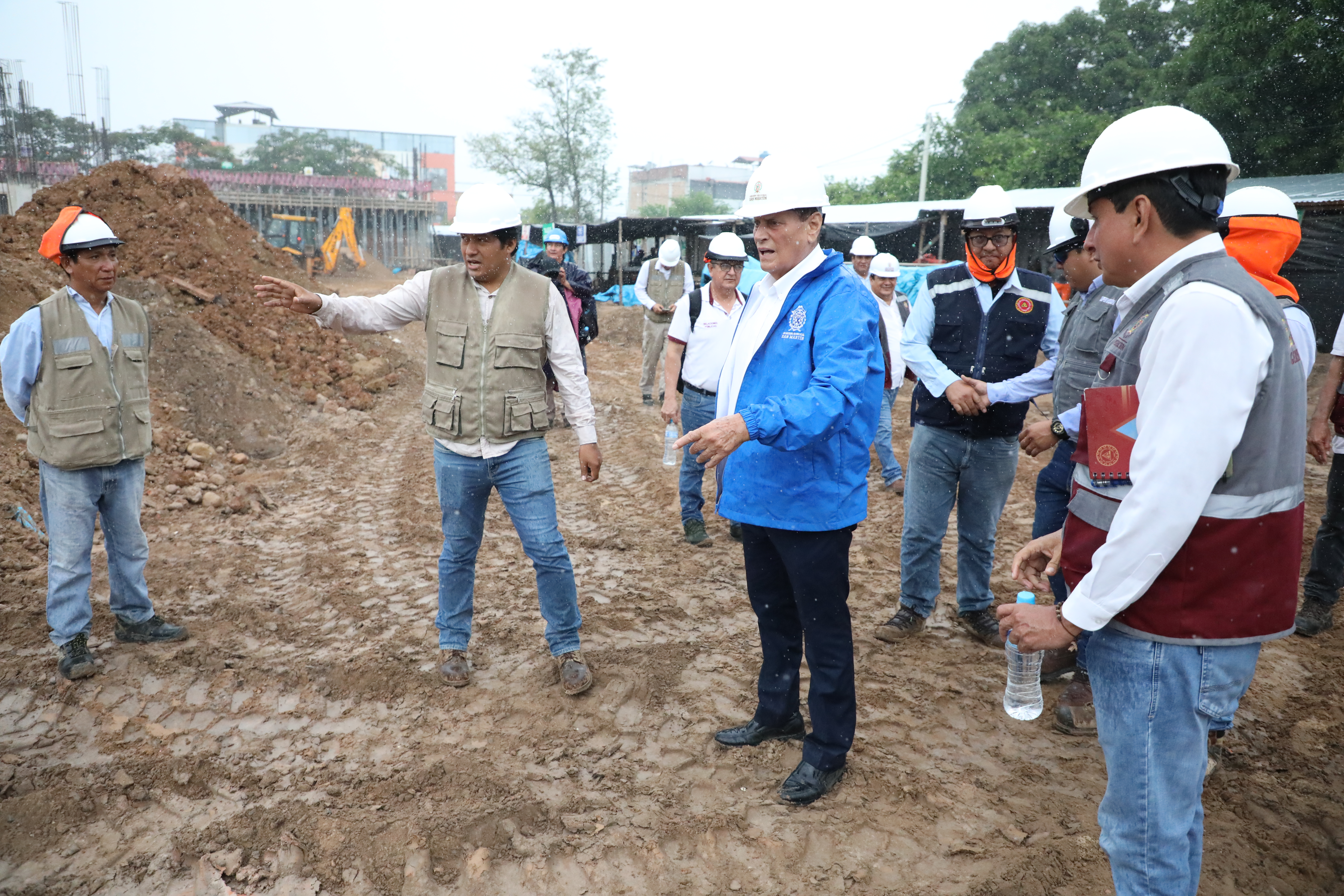 Gobernador regional, Walter Grundel Jiménez, recorrió las obras y constató que los trabajos avanzan sin contratiempos