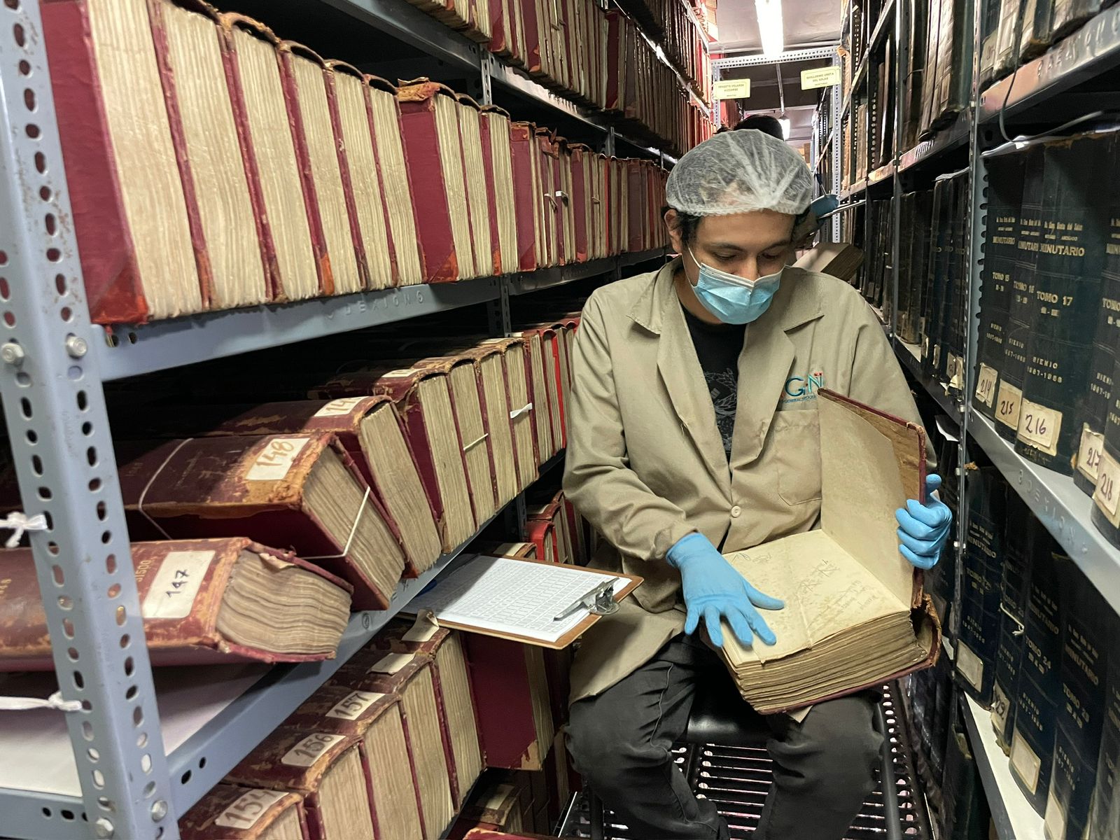Imagen de archivero en labor