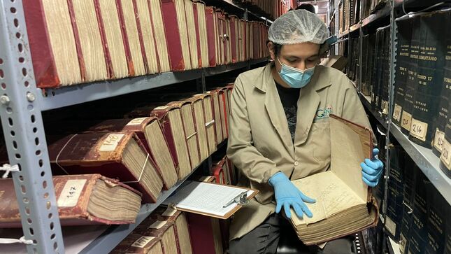 Imagen de archivero en labor