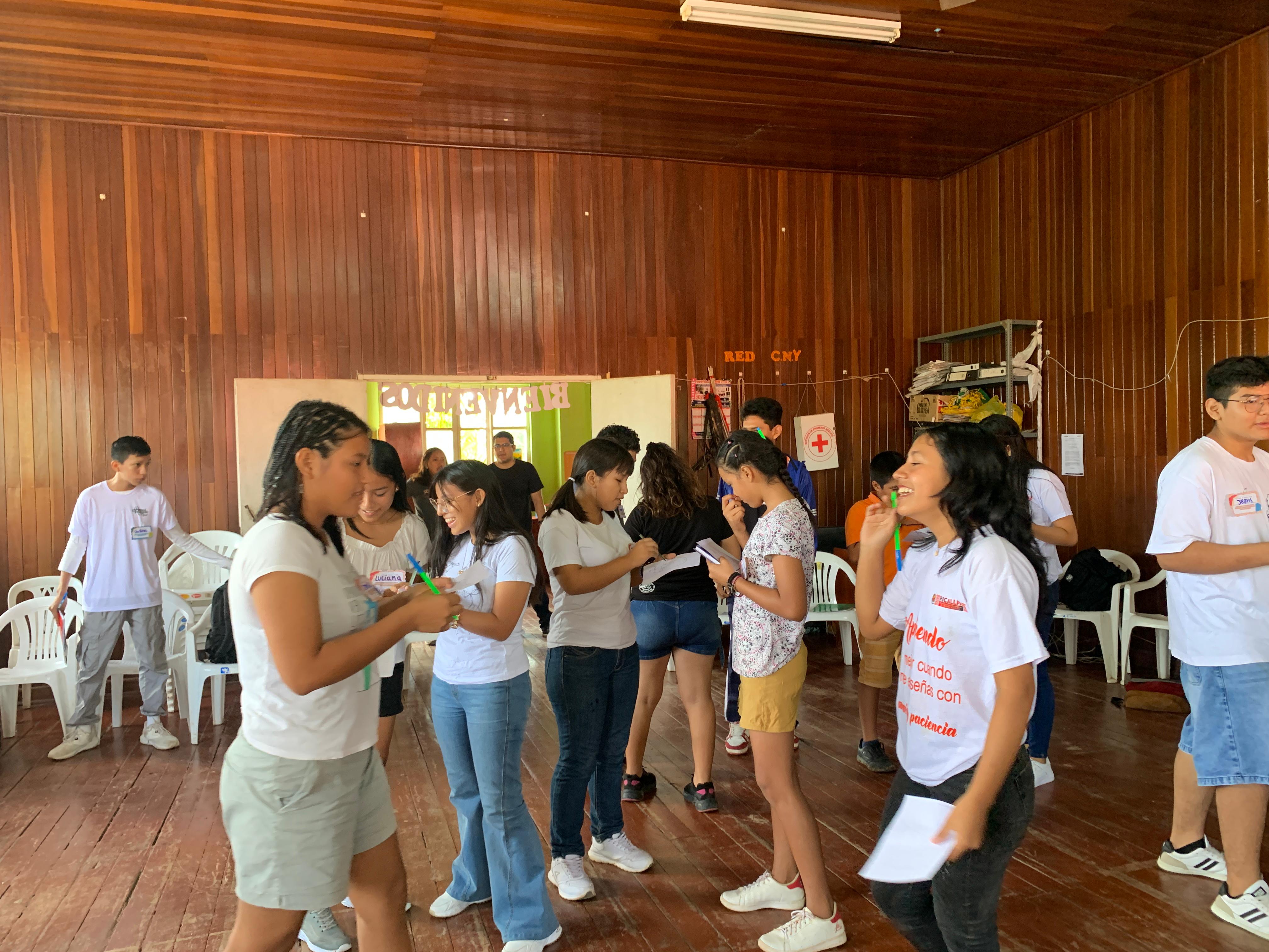 Adolescentes conociendo sobre legislación laboral.