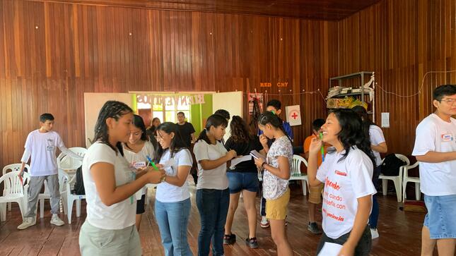 Adolescentes conociendo sobre legislación laboral.