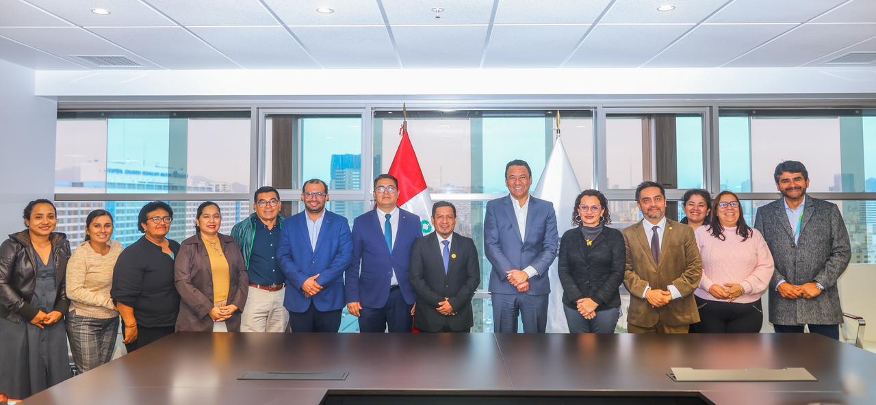 Gobernador de Loreto y ministro del Midagri coordinan medidas para proteger zonas vulnerables de la Amazonía.
