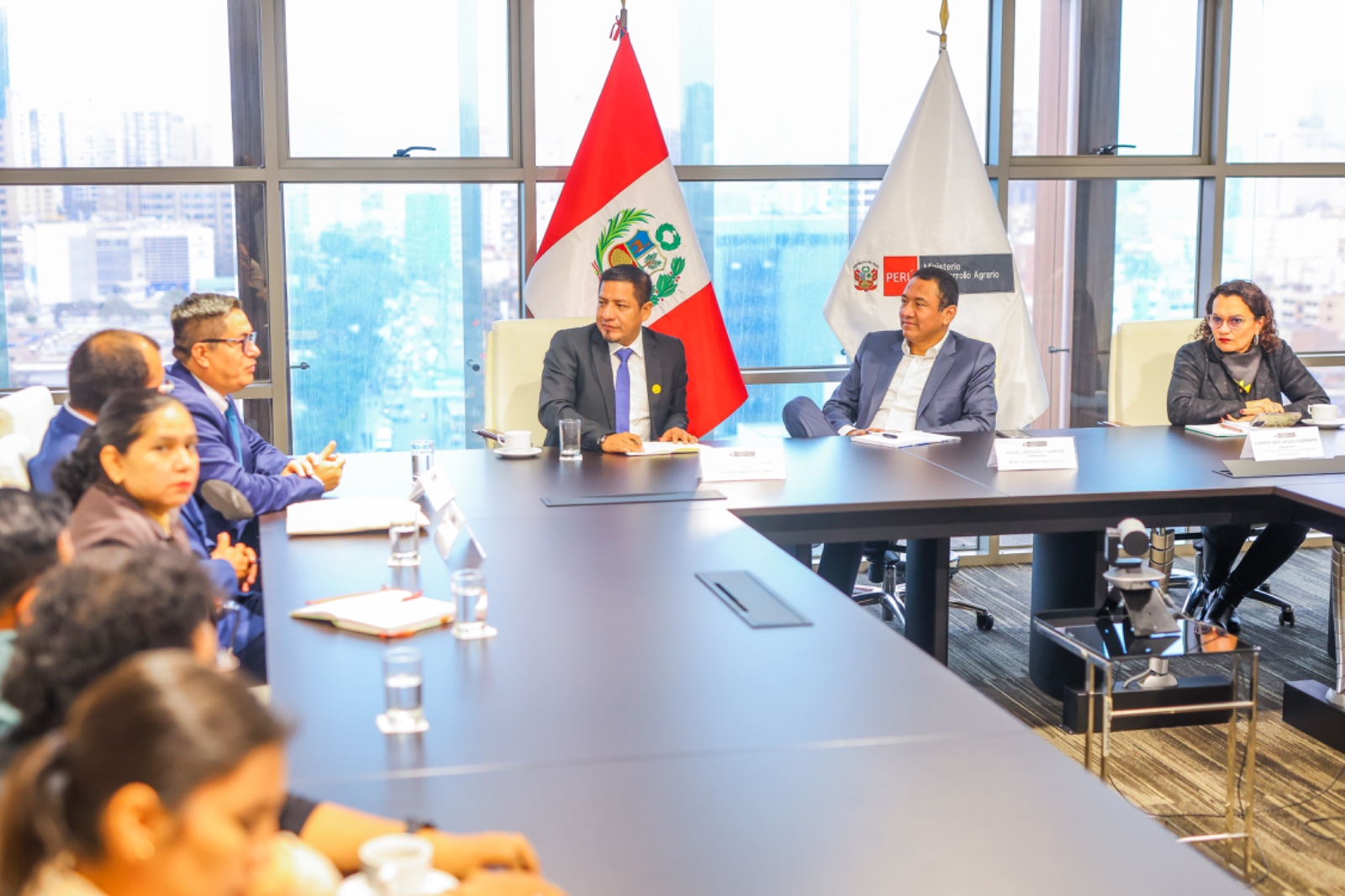 Gobernador de Loreto y ministro del Midagri coordinan medidas para proteger zonas vulnerables de la Amazonía.