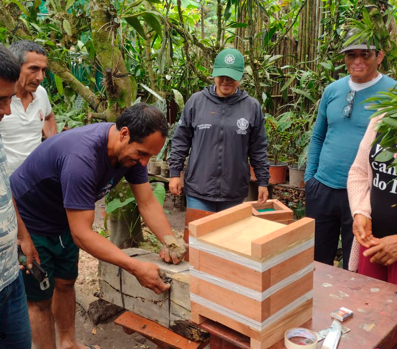 Apicultores aprendiendo las técnicas en meliponicultura gracias a la Escuela de Campo.