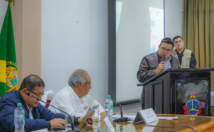 fotos de mesa de diálogo para el Desarrollo Vial de Madre de Dios