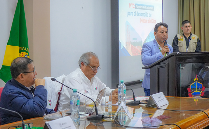 fotos de mesa de diálogo para el Desarrollo Vial de Madre de Dios