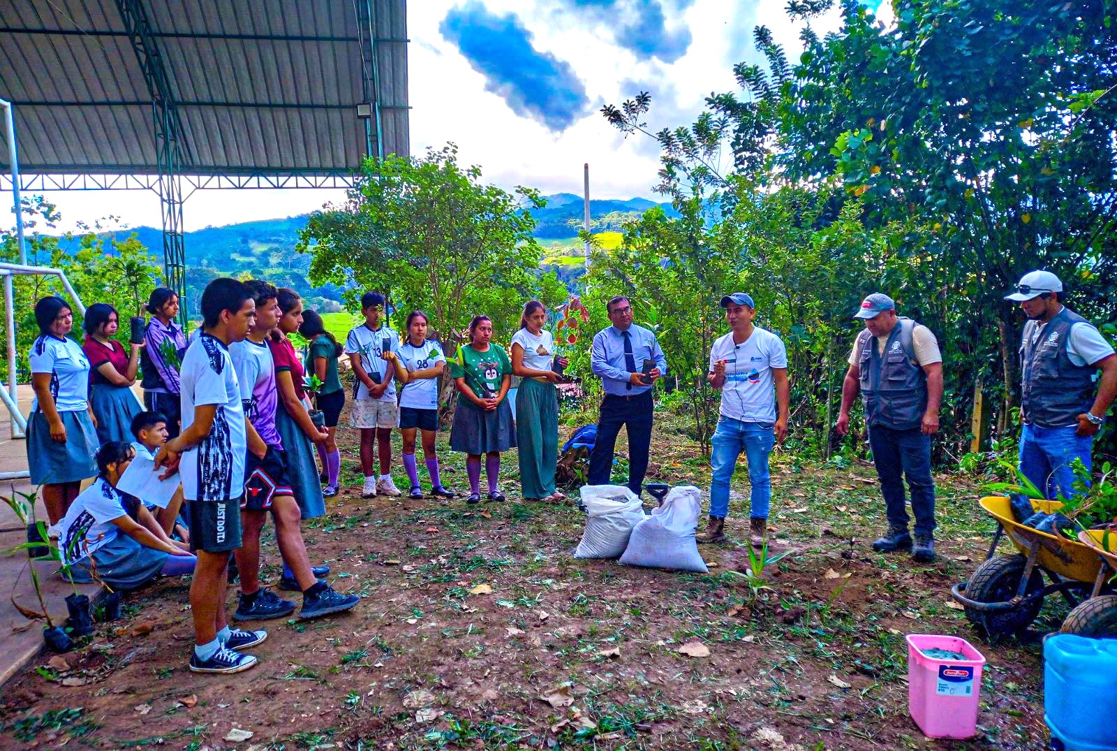 Esta iniciativa fortalece las capacidades de productores con asesoría técnica, instalación de nidos y escuelas de campo en el Alto Mayo.