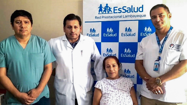 Médicos de EsSalud Lambayeque realizan la primera cirugía lumbar sin corte en la espalda