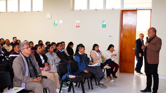 Presidente de la Comisión Organizadora participando de la reunión para evaluar el avance de la ejecución presupuestal institucional.