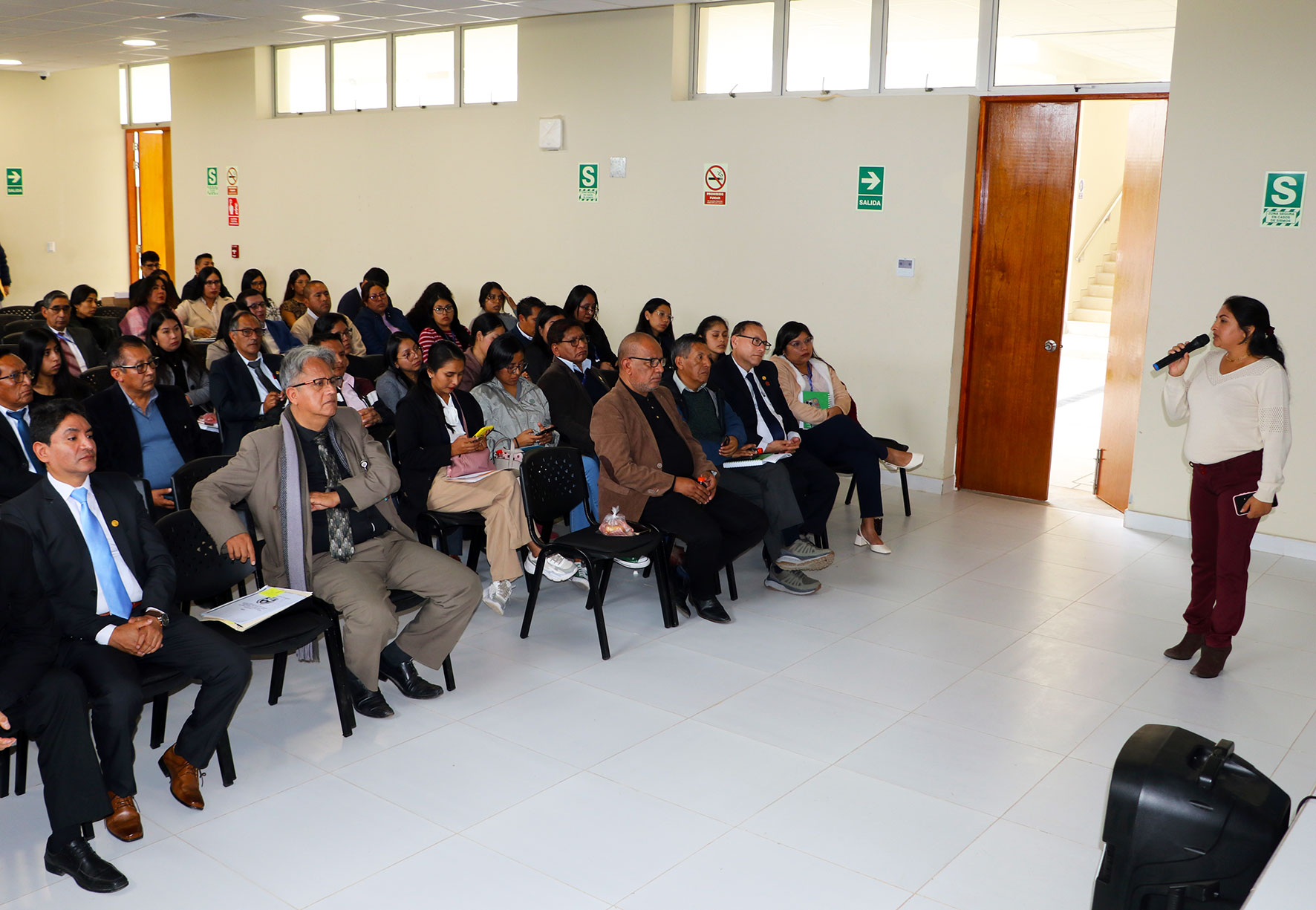 La sesión fue liderada por la CPCC Ruth Mavet Jara Bendezú, directora general de Administración; el Lic. Nilo Leyva Dueñas, jefe de la Oficina de Planeamiento y Presupuesto; y el Ing. Miguel Noa González, jefe de la Unidad Ejecutora e Inversiones.