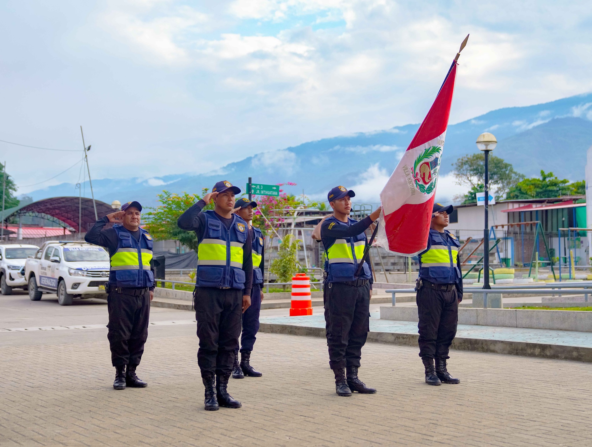 Honramos nuestra bandera y renovamos energías para servir al pueblo de todo corazón