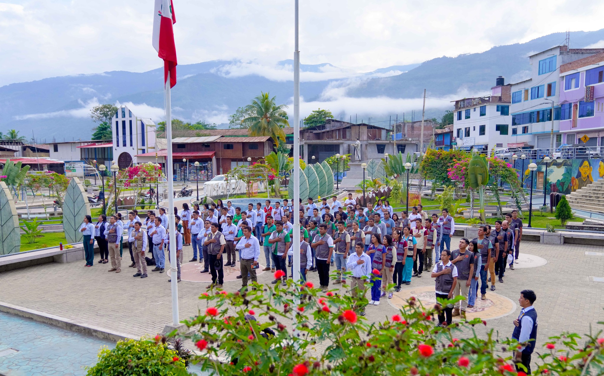 Honramos nuestra bandera y renovamos energías para servir al pueblo de todo corazón