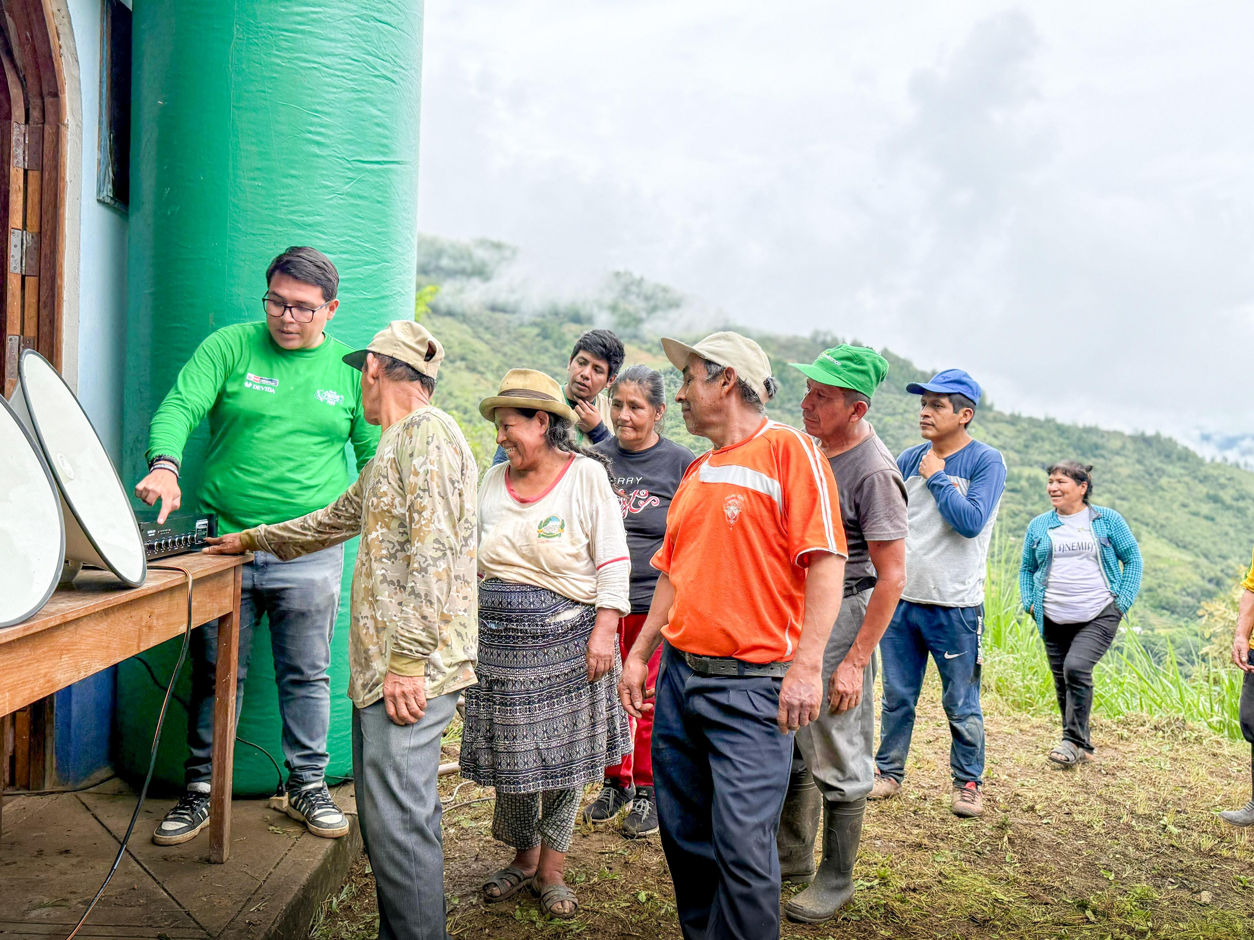 Cusco: Más de 350 familias fortalecen su organización comunal con entrega de equipos de comunicación