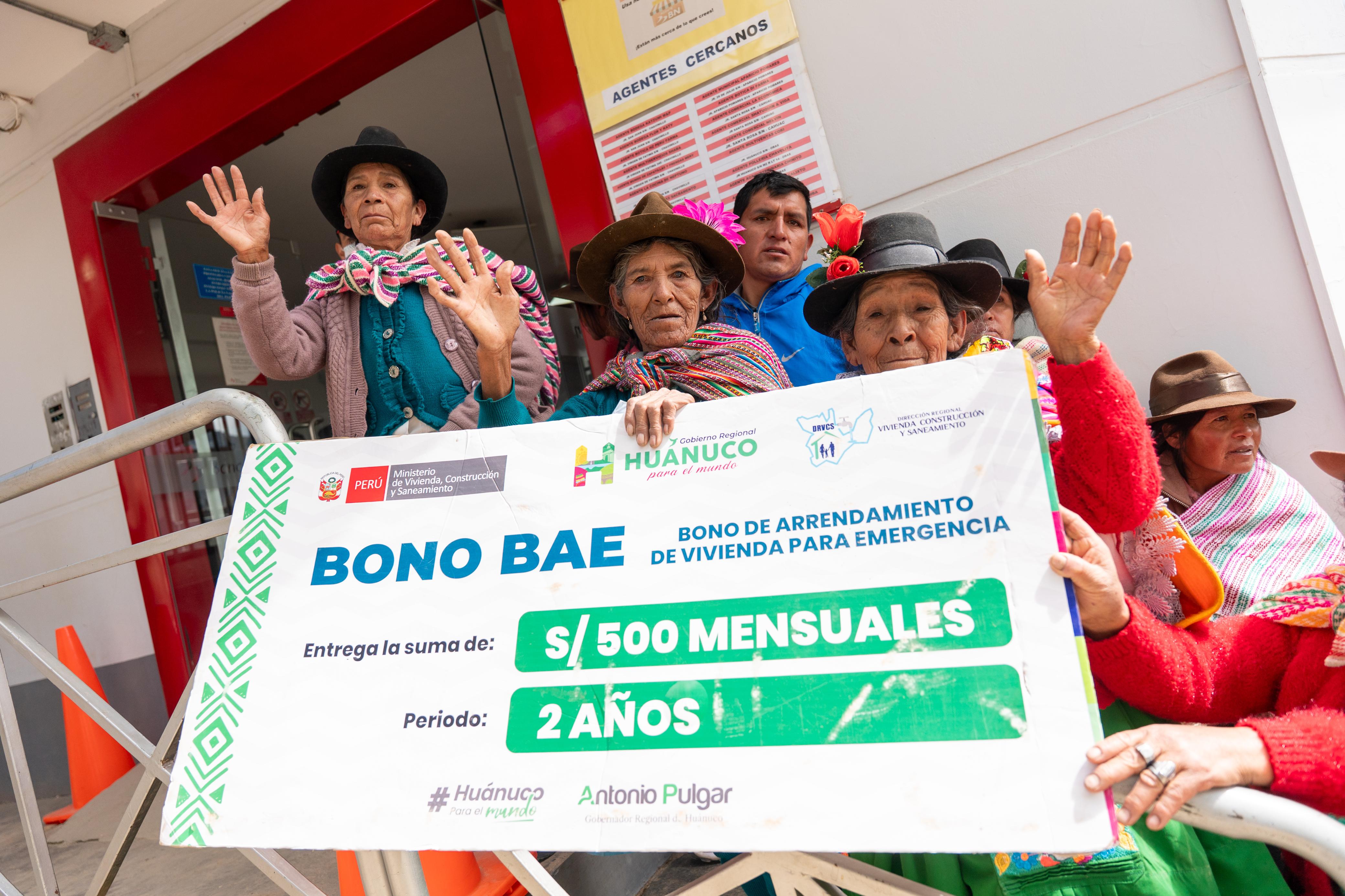 Fotografia del gobernador Antonio Pulgar entregnado el bono en Chavinillo