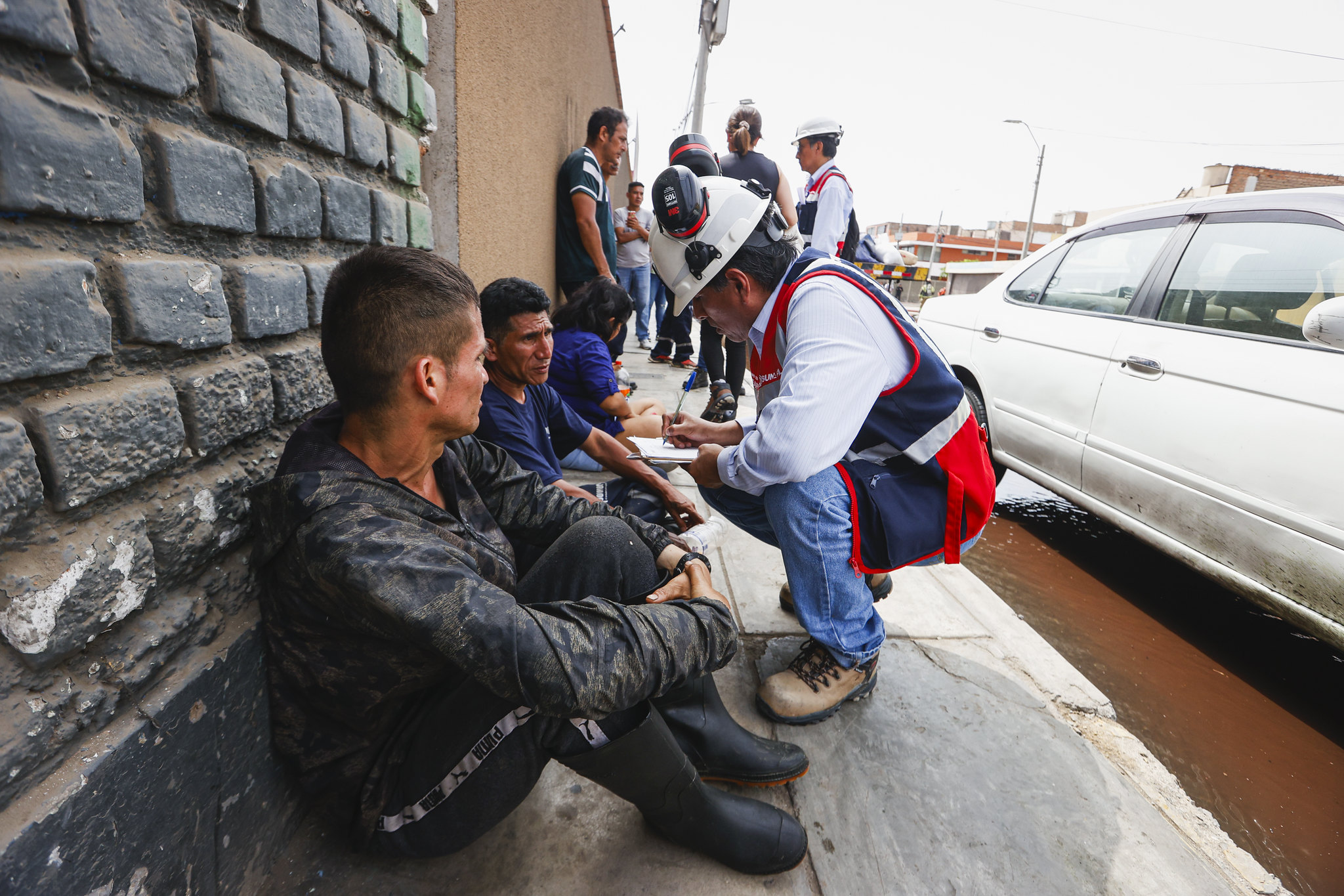 Inspector con trabajadores