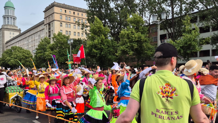 Bailarines peruanos causan asombro en “Carnaval de las Culturas” de Berlín