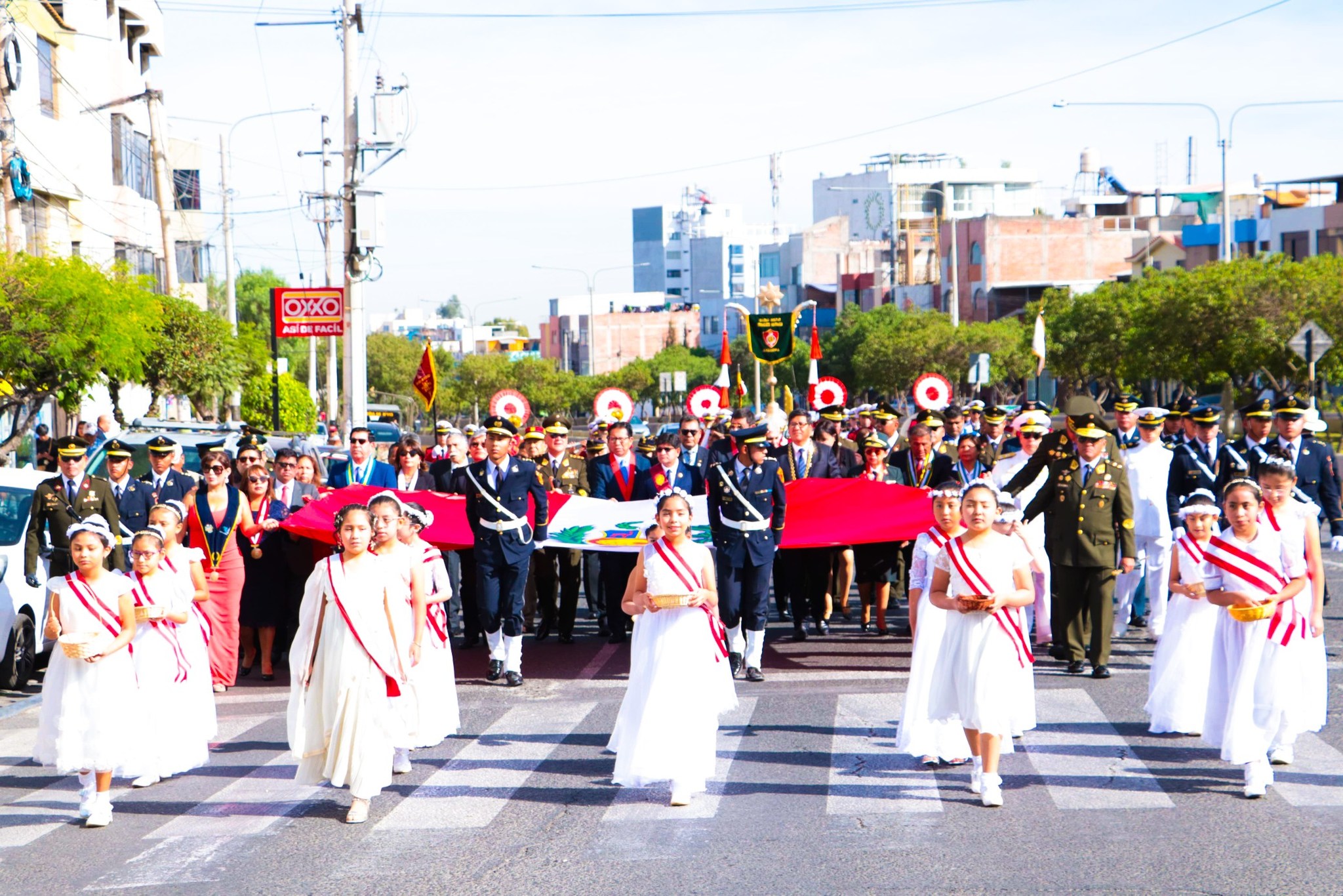 En un acto cargado de fervor y profundo respeto, la Municipalidad Distrital de Paucarpata, participó de la solemne ceremonia por el 145° aniversario de la gloriosa Batalla de Arica y la Renovación del Juramento de Fidelidad a la Bandera, organizada por la Tercera División del Ejército.
Desde lo más profundo de nuestro sentir patriótico, rendimos tributo a los valientes héroes que, con honor y entrega, defendieron nuestra bandera con coraje inquebrantable.
La presencia de Paucarpata en este acto reafirma nuestro compromiso con los valores cívicos, la memoria histórica y el amor eterno a nuestra patria.
¡Honor y gloria a los héroes de Arica!
¡Viva el Perú!
#Paucarpata #BatallaDeArica #JuramentoALaBandera #HonorYGloria #FuerzasArmadasDelPerú #PatriaEterna