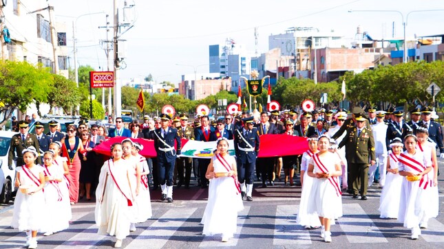En un acto cargado de fervor y profundo respeto, la Municipalidad Distrital de Paucarpata, participó de la solemne ceremonia por el 145° aniversario de la gloriosa Batalla de Arica y la Renovación del Juramento de Fidelidad a la Bandera, organizada por la Tercera División del Ejército.
Desde lo más profundo de nuestro sentir patriótico, rendimos tributo a los valientes héroes que, con honor y entrega, defendieron nuestra bandera con coraje inquebrantable.
La presencia de Paucarpata en este acto reafirma nuestro compromiso con los valores cívicos, la memoria histórica y el amor eterno a nuestra patria.
¡Honor y gloria a los héroes de Arica!
¡Viva el Perú!
#Paucarpata #BatallaDeArica #JuramentoALaBandera #HonorYGloria #FuerzasArmadasDelPerú #PatriaEterna 