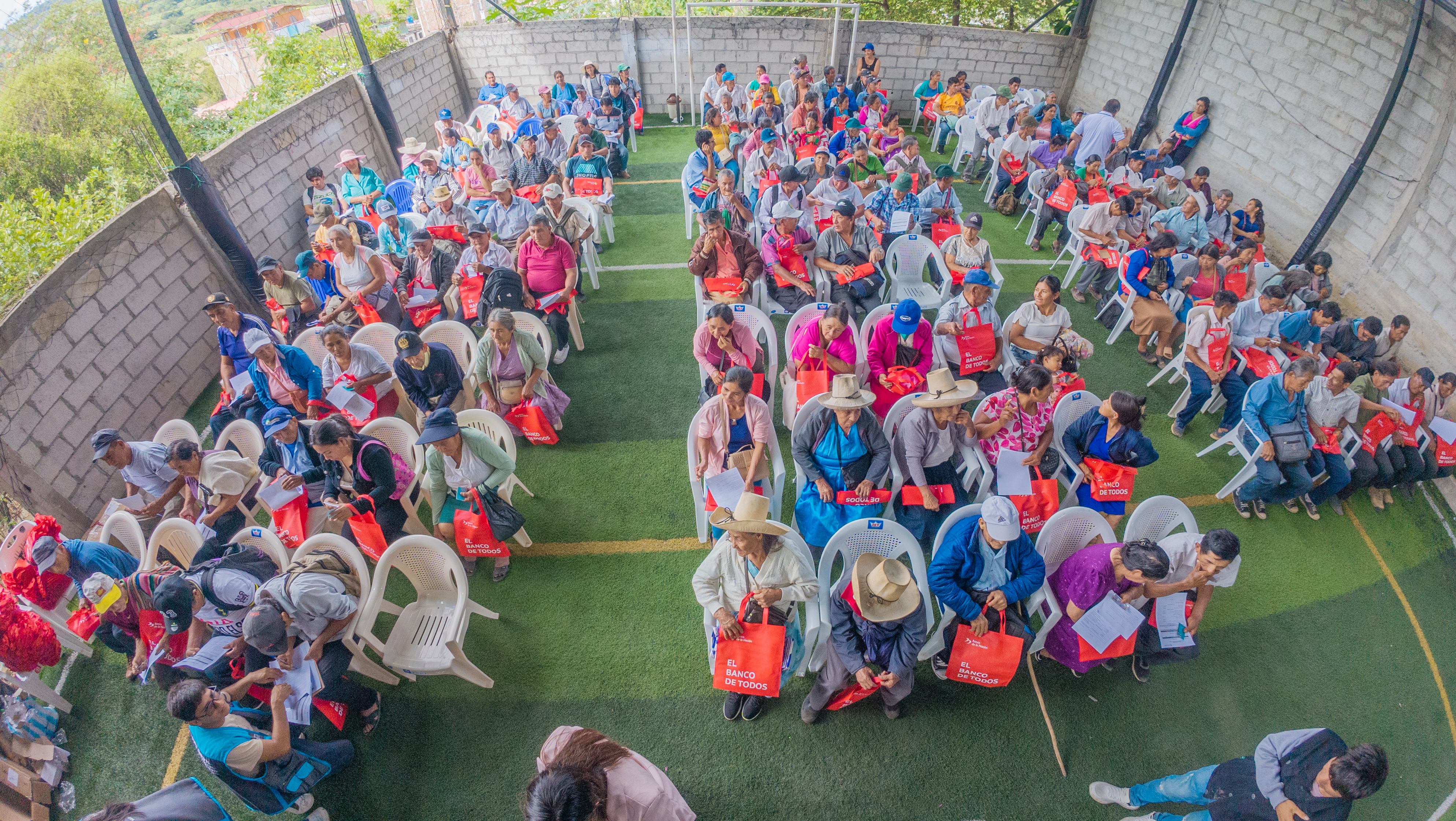 Esta mañana se llevó a cabo el acto protocolar de apertura de la Campaña de Tarjetización y Entrega de Lentes dirigida a los usuarios del Programa Pensión 65, una iniciativa que busca garantizar un cobro más seguro, rápido y digno para nuestros adultos mayores.