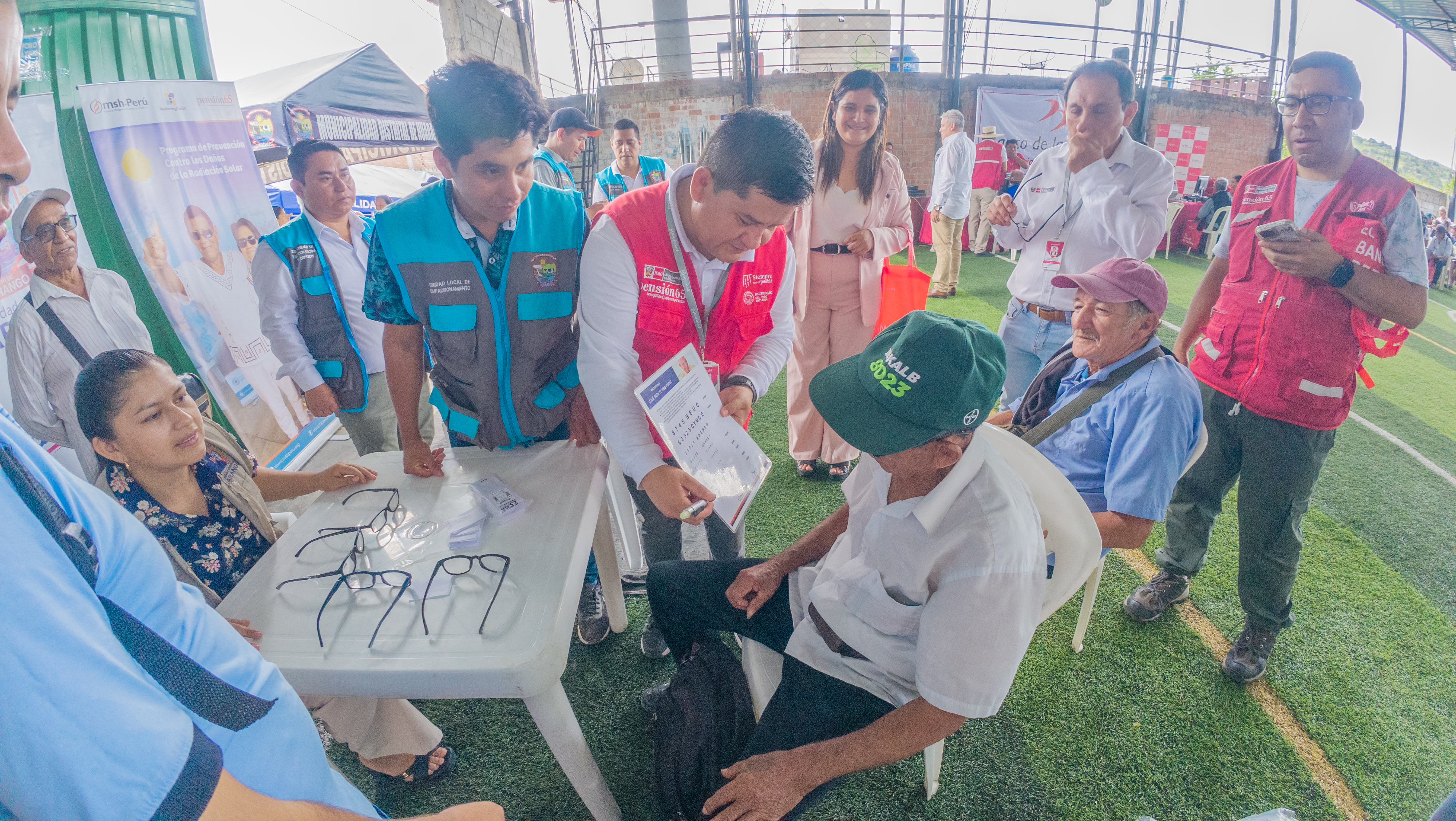 Esta mañana se llevó a cabo el acto protocolar de apertura de la Campaña de Tarjetización y Entrega de Lentes dirigida a los usuarios del Programa Pensión 65, una iniciativa que busca garantizar un cobro más seguro, rápido y digno para nuestros adultos mayores.