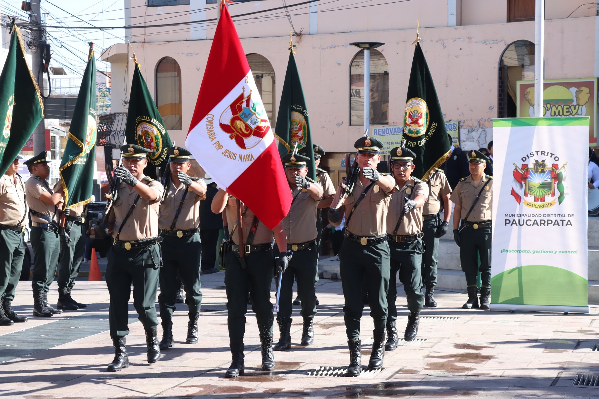 Demostrando nuestro amor y respeto a los símbolos patrios, la Municipalidad de Paucarpata, participó de la Ceremonia de izamiento del Pabellón Nacional presidido por el Coronel PNP Giuliano Mitchel Arguedas Pérez, ceremonia organizada por la Comisaría de Jesús María en la Alameda Cayro.
En esta emotiva ceremonia se realizó la entrega de reconocimientos a la I.E. Jhon F. Kennedy., I. E. Neptali Valderrama Ampuero y a los representantes de las Juntas Vecinales, por su destacada participación, reconociendo su constancia y dedicación.
De esta manera reafirmamos nuestro fervor patriótico y civismo al emblema nacional.
#paucarpata
#municipalidaddepaucarpata
#izmientodelpabellonnacional