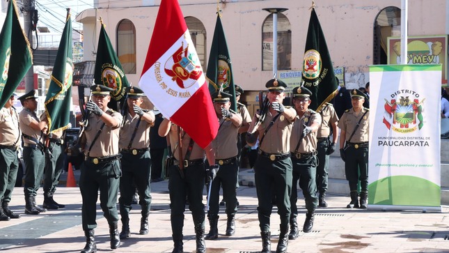 Demostrando nuestro amor y respeto a los símbolos patrios, la Municipalidad de Paucarpata, participó de la Ceremonia de izamiento del Pabellón Nacional presidido por el Coronel PNP Giuliano Mitchel Arguedas Pérez, ceremonia organizada por la Comisaría de Jesús María en la Alameda Cayro. 
En esta emotiva ceremonia se realizó la entrega de reconocimientos a la I.E. Jhon F. Kennedy., I. E. Neptali Valderrama Ampuero y a los representantes de las Juntas Vecinales, por su destacada participación, reconociendo su constancia y dedicación. 
De esta manera reafirmamos nuestro fervor patriótico y civismo al emblema nacional. 
#paucarpata
#municipalidaddepaucarpata
#izmientodelpabellonnacional