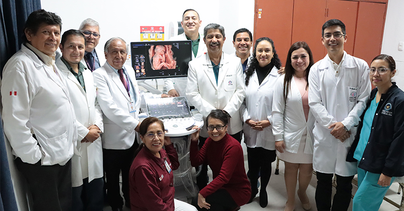 Archivo jpg muestra al equipo de médicos y autoridades posando con los nuevos ecógrafos de última generación
