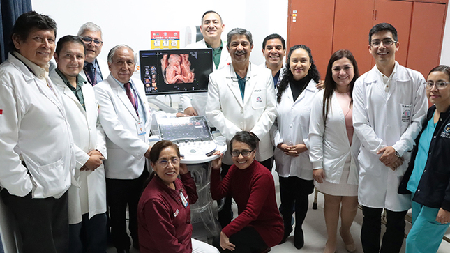 Archivo jpg muestra al equipo de médicos y autoridades posando con los nuevos ecógrafos de última generación 